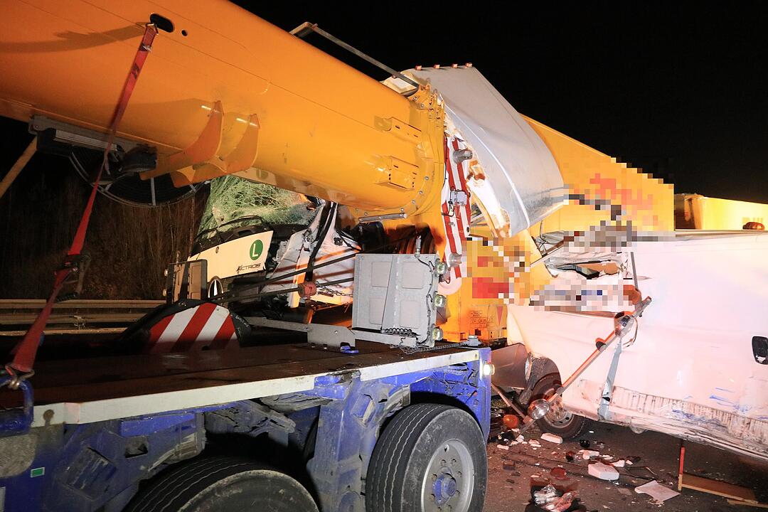 Zwei tödliche Unfälle auf der A3 in kurzer Zeit: Zwei Lkw rasen jeweils in Stauende