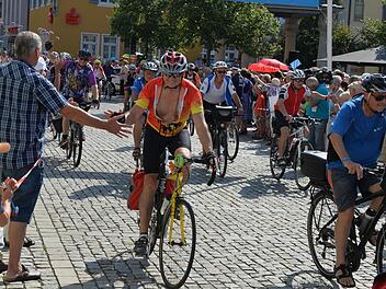 So viele Fahrräder gleichzeitig hatte der Höchstadter Marktplatz noch nie gesehen. Im August 2015 war Höchstadt ein Etappenziel auf der BR-Radltour. Dass künftig auch außerhalb solcher Großveranstaltungen mehr geradelt wird, darum will sich nun der Landkreis kümmern.  Archivfoto: Rinklef