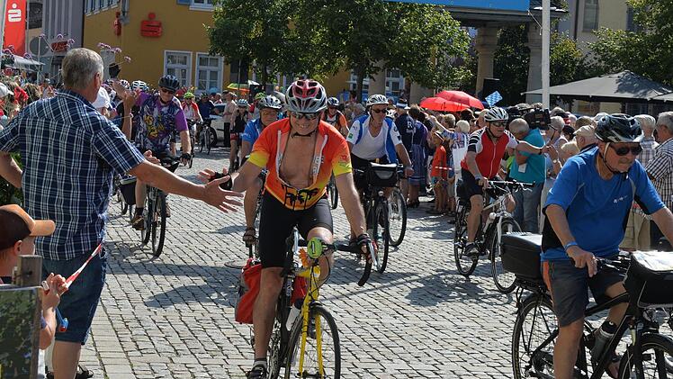 So viele Fahrräder gleichzeitig hatte der Höchstadter Marktplatz noch nie gesehen. Im August 2015 war Höchstadt ein Etappenziel auf der BR-Radltour. Dass künftig auch außerhalb solcher Großveranstaltungen mehr geradelt wird, darum will sich nun der Landkreis kümmern.  Archivfoto: Rinklef