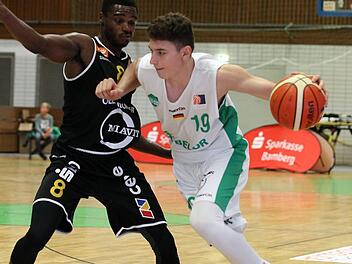 Kay Bruhnke (r.), der hier an Joshua Young vom Bundesliga-Aufsteiger Rasta Vechta vorbeizieht, soll allmählich zum Leistungsträger bei den Baunach Young Pikes reifen. Foto: sportpress