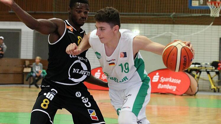 Kay Bruhnke (r.), der hier an Joshua Young vom Bundesliga-Aufsteiger Rasta Vechta vorbeizieht, soll allmählich zum Leistungsträger bei den Baunach Young Pikes reifen. Foto: sportpress