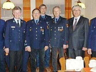 Bei der Ehrung (v. li.): Bgm. Volker Dittrich, KBM Andreas Schnapp, Karl-Heinz Müller, Jens Brückner, Vorstand Raimund Helmreich, stv. Landrat Rüdiger Gerst, stv. Kommandant Dietmar Schmidt Foto: privat