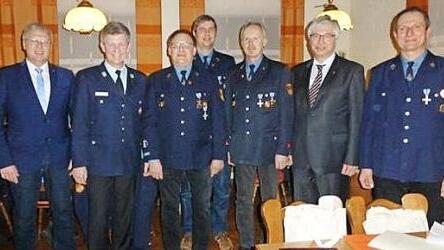 Bei der Ehrung (v. li.): Bgm. Volker Dittrich, KBM Andreas Schnapp, Karl-Heinz Müller, Jens Brückner, Vorstand Raimund Helmreich, stv. Landrat Rüdiger Gerst, stv. Kommandant Dietmar Schmidt Foto: privat