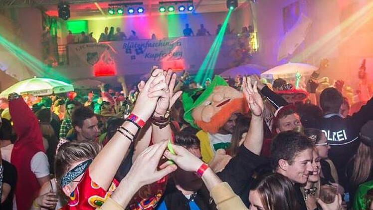 Auf die Feierbiester beim Blütenfasching ist Verlass. Am Samstag wird die Kupferberger Stadthalle wieder wackeln.privat