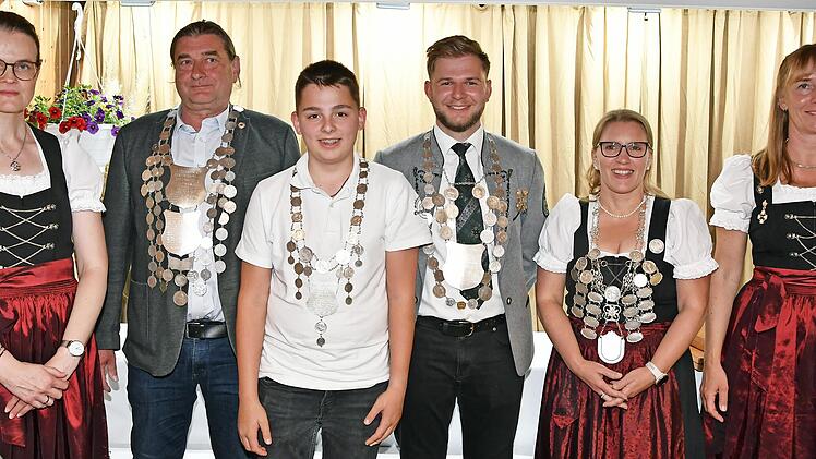 In der K&ouml;nigsfeier des Sch&uuml;tzenvereins Edelwei&szlig; Reuth (v.&nbsp;l.): Zweite Vorsitzende Sonja Ringel, Hartmut Demele, Philipp Holzmann, Konstantin Ammon, Regina Mengwasser und die Vorsitzende Nadja J&ouml;rger.