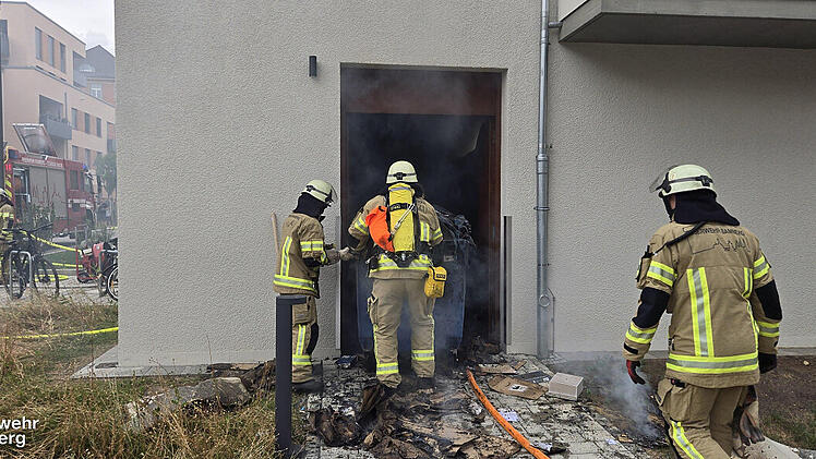 Massive Rauch-Entwicklung auf Lagarde-Gelände - Gaffer stören Feuerwehr