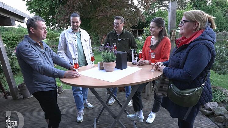 Den Aperitif bei Olli (links) gibt es in einem echt westfälischen Garten.