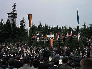 Die Thüringer Warte bei ihrer offiziellen Einweihung  Fotos: Archiv/Siegfried Scheidig
