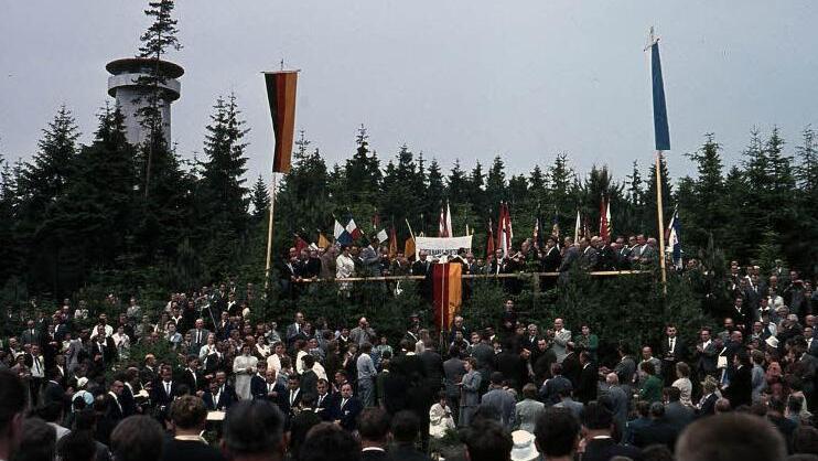 Die Thüringer Warte bei ihrer offiziellen Einweihung  Fotos: Archiv/Siegfried Scheidig