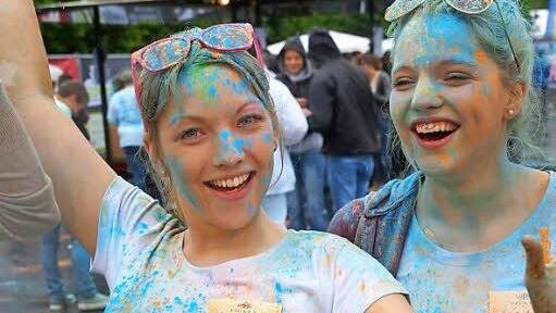 Jessica und Jaqueline Kessler aus Premich finden das Holi-Festival supe, auch wenn die Farbe aus den Klamotten nicht mehr raus geht.