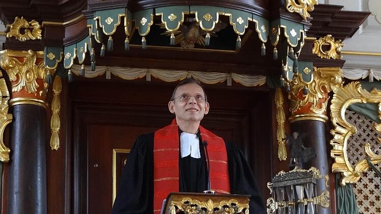 Von der Kanzel herab predigte Manfred Greinke am Sonntag das erste Mal zu seiner neuen Gemeinde. Fast ein halbes Jahr haben die Christen auf einen neuen Pfarrer gewartet. Foto: Johanna Eckert