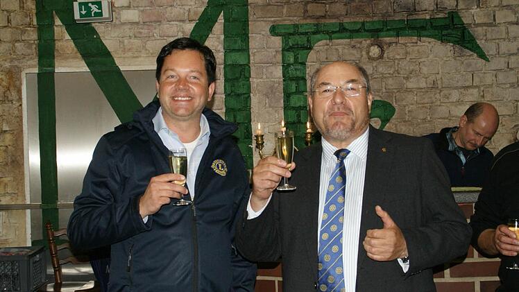 Stießen auf eine gelungene Veranstaltung ihrer Clubs an: Lions-Präsident Alexander Ambros (links) und Rotary-Präsident Helmut Hümmer.