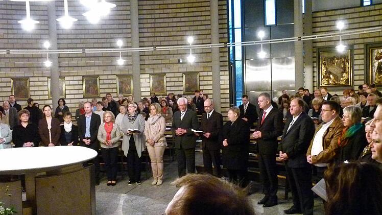 Die Männer und Frauen stellten sich für die Einzelbeauftragung im Halbkreis auf. Foto: Marion Krüger-Hundrup