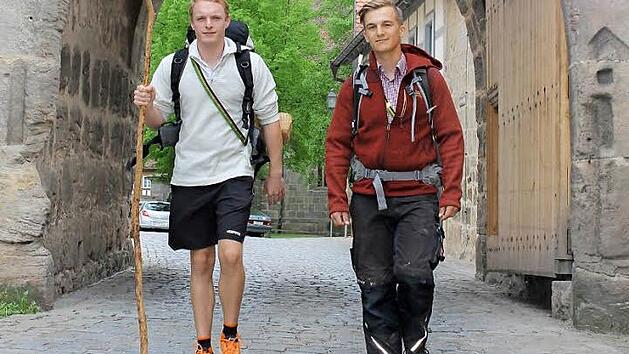 Am Donnerstag Vormittag schreiten Alexander Zeller (links) und Pascal B&ouml;hnlein durch das Stadttor der Se&szlig;lacher Altstadt und beginnen ihre letzte Etappe nach Coburg. Fotos: Dominic Buckreus
