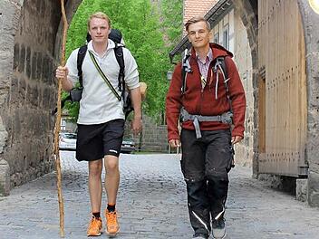 Am Donnerstag Vormittag schreiten Alexander Zeller (links) und Pascal Böhnlein durch das Stadttor der Seßlacher Altstadt und beginnen ihre letzte Etappe nach Coburg. Fotos: Dominic Buckreus