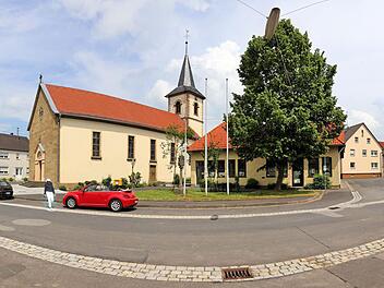 Der Dorfplatz in Seubrigshausen soll umgestaltet werden. Unten auf dem Bild die Kreisstraße 11, in der Mitte des Bildes Gemeindehaus mit der Bank und der Feuerwehr, links die Kirche St. Kilian. Foto: Dieter Britz