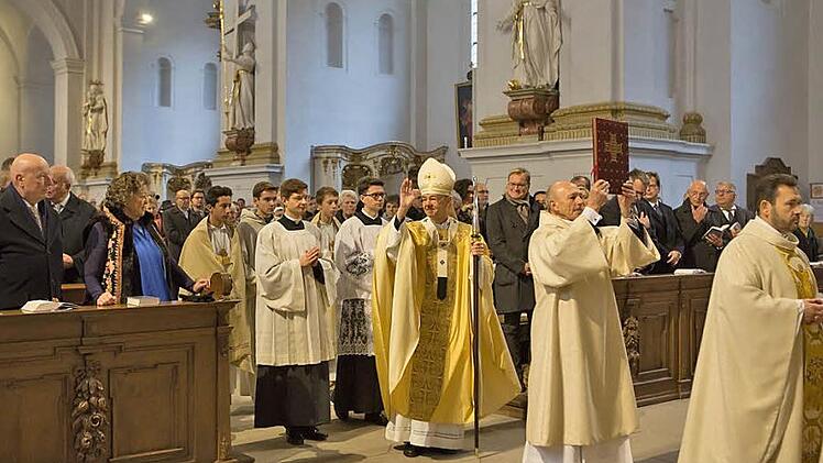 Vier Jahre haben die Bauarbeiten gedauert, doch jetzt ist St. Martin wieder offen für Alle. Erzbischof Ludwig Schick war Festprediger beim Gottesdienst zur Wiedereröffnung.  Foto: Barbara Herbst