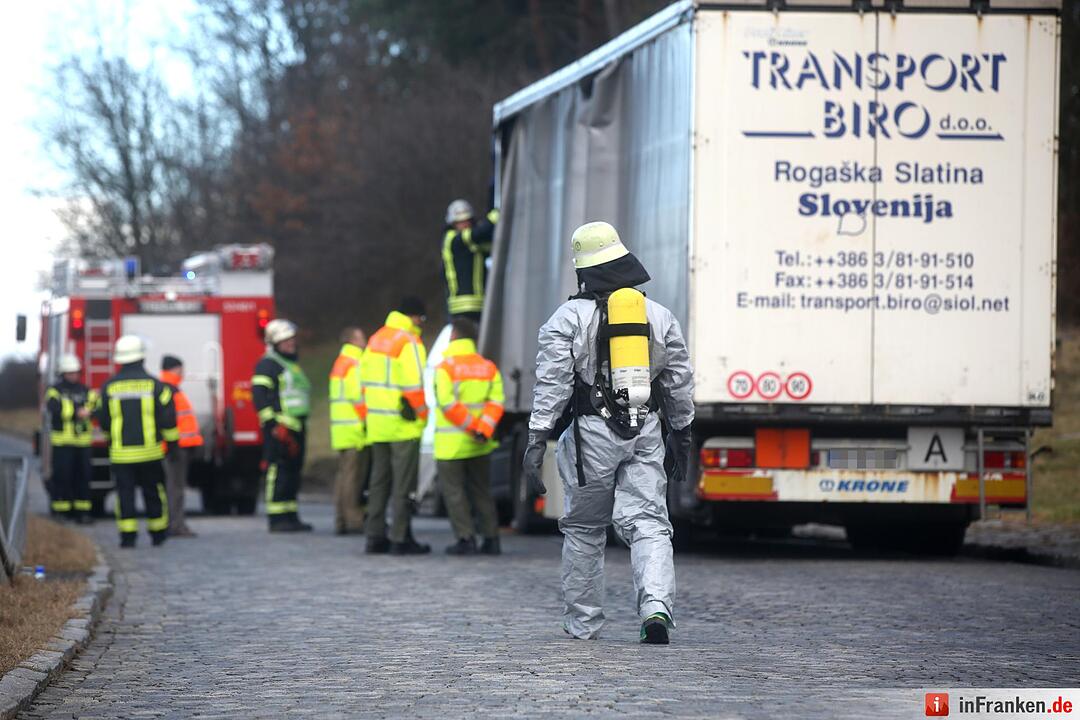 Chemie-Alarm auf der A3 - Feuerwehr sichert Gefahrgut