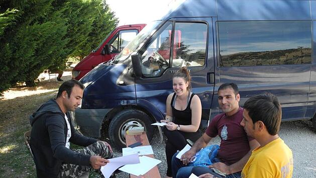 Laura Gali (Zweite von links) unterrichtet Geflüchtete im Rahmen des Projekts "Habibi.Works" im nordgriechischen Ioannina. Foto: F.E.E.L-Effect