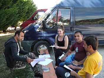 Laura Gali (Zweite von links) unterrichtet Geflüchtete im Rahmen des Projekts "Habibi.Works" im nordgriechischen Ioannina. Foto: F.E.E.L-Effect