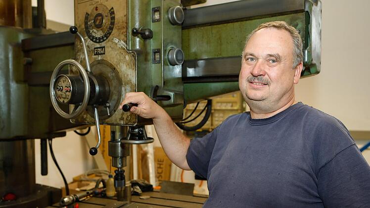 Gerd Hölzer in seiner MaschinenbaufirmaM.Hoch