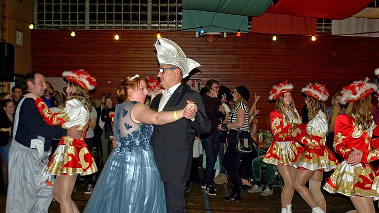 Das Prinzenpaar Anna II. und Robert II. mit ihrer  Prinzengarde