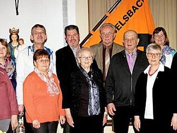 Die Vertreter der KAB mit den Mitgliedern, die ihrem Verband 50 Jahre die Treue halten, von links: Ilse Schneegaß, Marlene Graf, Erika Gehring, Udo Graf, Werner Lehrieder, Resi Lutz, Otto Frank, Franz Förtsch, Monika Förtsch, Susanne Langer und Pfarrer Mathias Rusin  Foto: gg