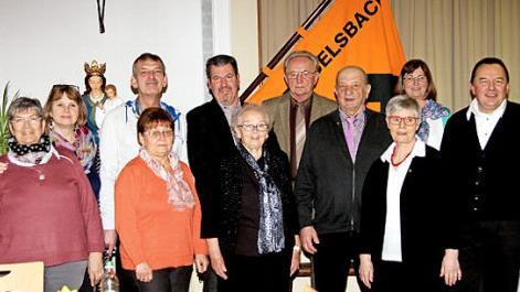 Die Vertreter der KAB mit den Mitgliedern, die ihrem Verband 50 Jahre die Treue halten, von links: Ilse Schneegaß, Marlene Graf, Erika Gehring, Udo Graf, Werner Lehrieder, Resi Lutz, Otto Frank, Franz Förtsch, Monika Förtsch, Susanne Langer und Pfarrer Mathias Rusin  Foto: gg