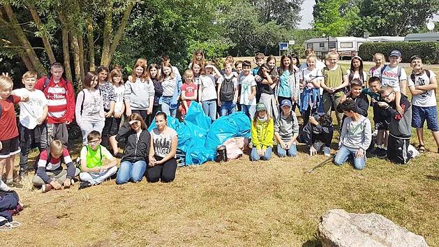 Die Sch&uuml;ler der f&uuml;nften und sechsten Klasse der Herzog-Otto-Mittelschule aus Lichtenfels r&auml;umten den M&uuml;ll bei der Aktion Ramadama am Badesee Oberwallenstadt auf und sammelten achtlos weggeworfenen M&uuml;ll ein.  Foto: