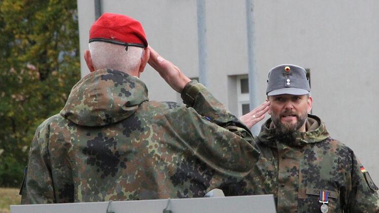 Übergabeappell in der Rhönkaserne: Oberstleutnant Kai Schulze löst Major Gordon Stütz als Kommandant des Truppenübungsplatzes Wildflecken ab. Foto: Ulrike Müller