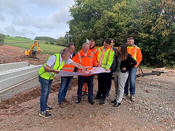 Oberthulba: Br&uuml;ckenneubau kommt voran - Fertigbauteile beschleunigen Vorgang