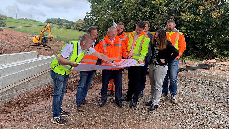 Oberthulba: Br&uuml;ckenneubau kommt voran - Fertigbauteile beschleunigen Vorgang