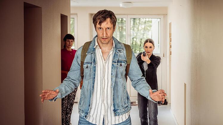 Als Ela Jenning (Cosima Henman, mit Andrea Hintermeier) und ihr Kollege Behringer bei Erik Thorscheid (Hendrik Heutmann) klingeln, ergreift der frisch aus der Haft entlassene Museumsr&auml;uber und dringend Tatverd&auml;chtige die Flucht. Erst nach einer atemlosen Verfolgungsjagd kann er gefasst werden.