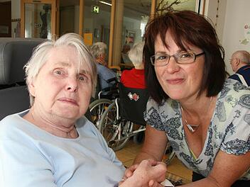 Die neue Heimleiterin des Seniorenheims St. Marien in Stadtsteinach, Doris Ludwig, stellt sich Anna Than und den anderen Bewohnern vor. Fotos: Sonja Adam