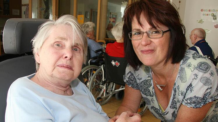 Die neue Heimleiterin des Seniorenheims St. Marien in Stadtsteinach, Doris Ludwig, stellt sich Anna Than und den anderen Bewohnern vor. Fotos: Sonja Adam
