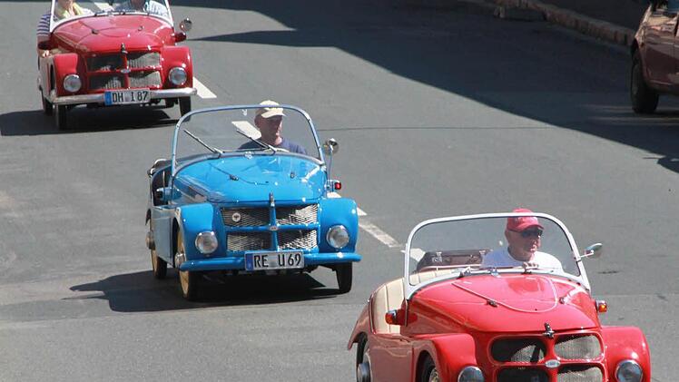Wie bunte Perlen an einer Kette reihen sich die Kleinschnittger aneinander - hier bei einer Ausfahrt in der Bamberger Straße in Bad Staffelstein.