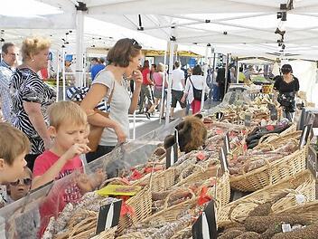Gemütlich bummeln und Produkte versuchen, bevor man sie kauft. Das typische Marktflair zieht viele Kunden an. Foto: Horst Brauner