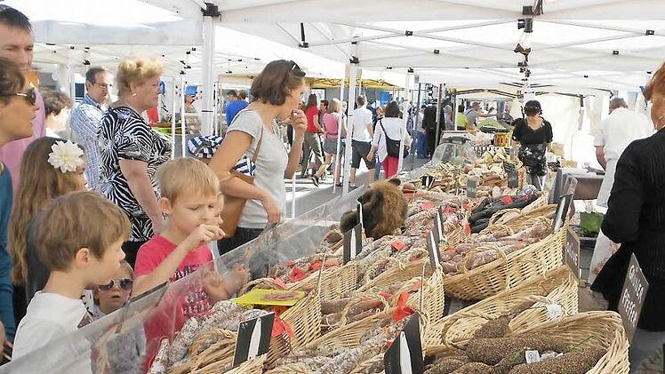 Gemütlich bummeln und Produkte versuchen, bevor man sie kauft. Das typische Marktflair zieht viele Kunden an. Foto: Horst Brauner