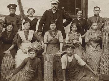 Ein typisches Bild aus der Zeit des Ersten Weltkriegs - eine Gruppe von Korbflechtern, zu deren Sortiment auch Geschosskörbe für verschiedene Kaliber gehörten.