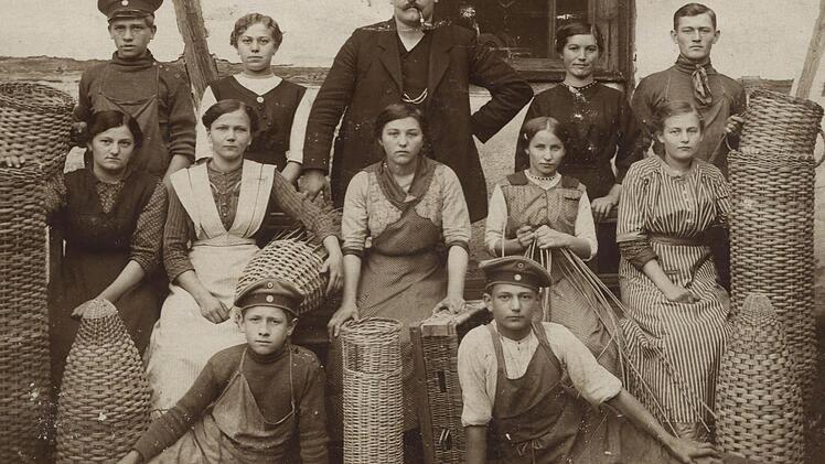 Ein typisches Bild aus der Zeit des Ersten Weltkriegs - eine Gruppe von Korbflechtern, zu deren Sortiment auch Geschosskörbe für verschiedene Kaliber gehörten.