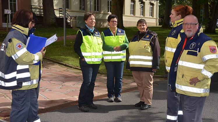 Dramatische Szenen bei der Großübung am Samstag im Haus Kreuzberg der Kurklinik "Am Kurpark" in Bad Kissingen.  Foto: Rauch