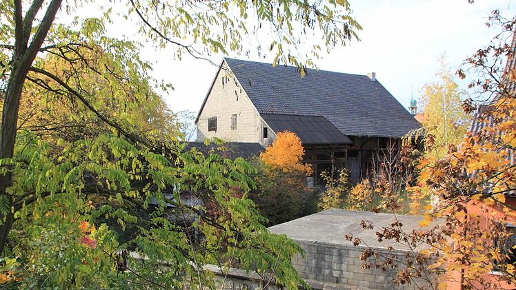 Wie ein verwunschenes Märchenschloss ruht das "Bären"-Gelände hinter Mauern und Büschen Foto: Matthias Einwag