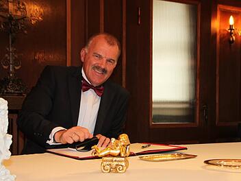 Standesbeamter seit 1982: Der festliche Trausaal im Alten Rathaus ist für Hans Bauer fast wie ein "zweites Zuhause". Foto: Ulrike Müller