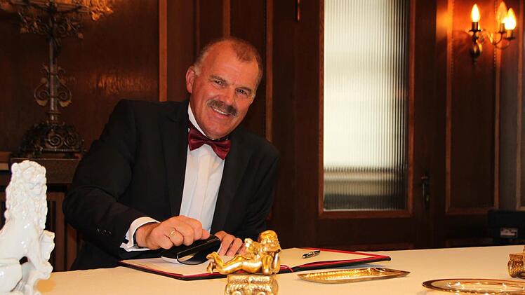 Standesbeamter seit 1982: Der festliche Trausaal im Alten Rathaus ist für Hans Bauer fast wie ein "zweites Zuhause". Foto: Ulrike Müller