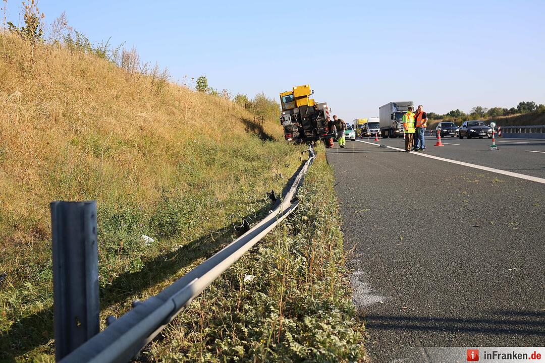 Lkw kracht auf A9 bei Bayreuth ungebremst gegen Lärmschutzwand