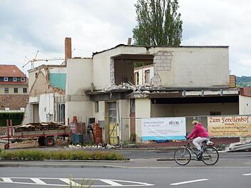 Das Dach ist schon weg, die Mauern haben Löcher. Foto: Arkadius Guzy