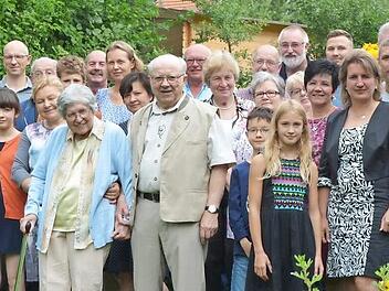 Unser Bild zeigt (vorne, Bildmitte) Franz Gebert zusammen mit Ehefrau Gertrud (links daneben) sowie Pfarrer Michail Osak (rechts) und Bürgermeisterin Doris Leithner-Bisani (Fünfte von rechts) im Kreise eines Teiles der großen Gratulantenschar. Foto: Klaus-Peter Wulf