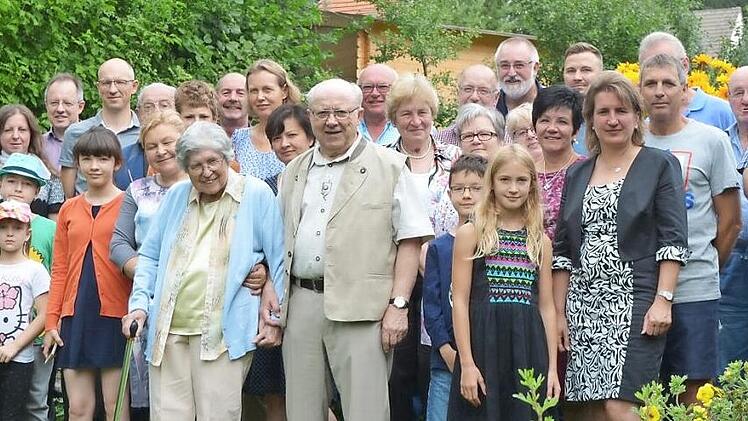 Unser Bild zeigt (vorne, Bildmitte) Franz Gebert zusammen mit Ehefrau Gertrud (links daneben) sowie Pfarrer Michail Osak (rechts) und Bürgermeisterin Doris Leithner-Bisani (Fünfte von rechts) im Kreise eines Teiles der großen Gratulantenschar. Foto: Klaus-Peter Wulf