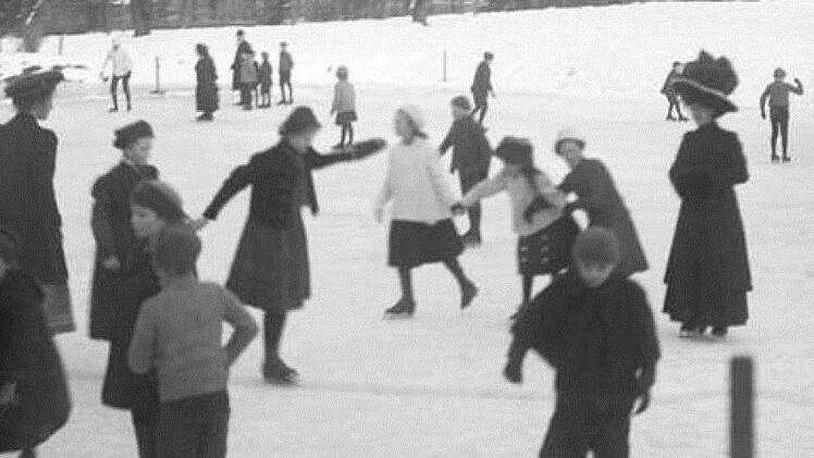 Recht eng konnte es an Sonntagen schon mal auf der Eisflche zugehen. Und auch die Mode kam bei den Damen nicht zu kurz. Foto: Stadtarchiv