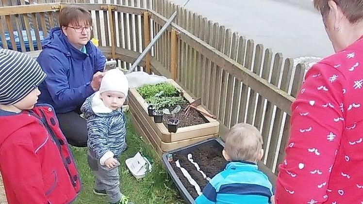 Dass Gartenarbeit auch schon den Krippenkindern Spaß machen kann, zeigte der Pfarrweisacher Verein für Gartenbau und Landespflege mit seiner Pflanzaktion. Foto: Simon Albrecht